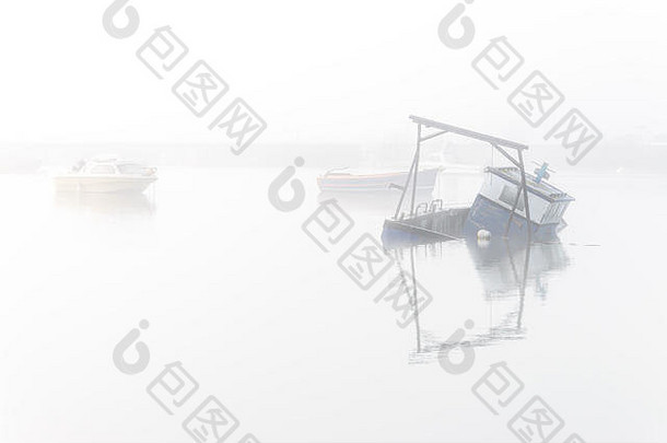 在一个有雾的冬日，一艘半沉的船在基黑文港港（Keyhen Habour）——英国基督城多塞特（Christchurch Dorset）