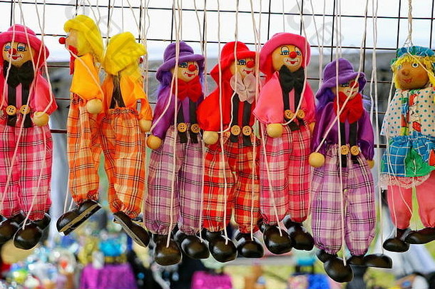 手工制作的小丑木偶出售当地的节日