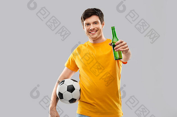 男人。足球风扇足球球啤酒