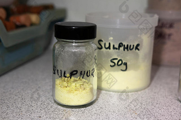 英国一家化工商店的容器中装有硫磺粉