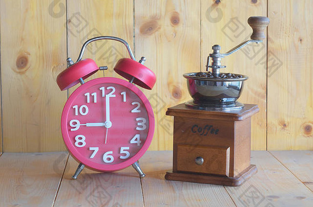 闹钟，咖啡研磨机，木制背景上的古董。
