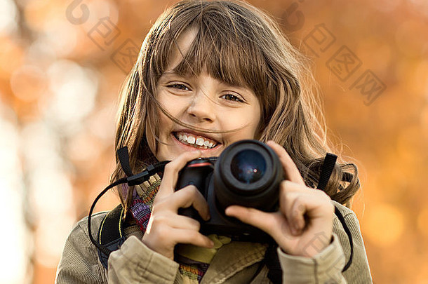 水平照片快乐美丽的女孩photocamera秋天的肖像