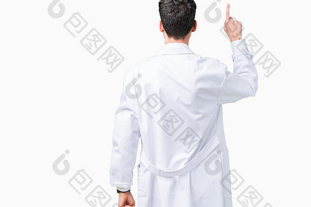 年轻的专业科学家，身穿白色外套，站在孤立的背景下，用手指和手向后指