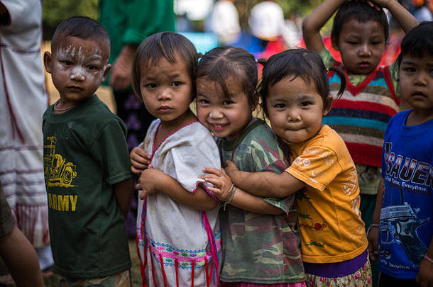 泰国KAMPHAENGPHET——2014年1月8日，泰国所有少数民族都非常贫穷，但有着美丽的文化，这些儿童的Karen非常可爱