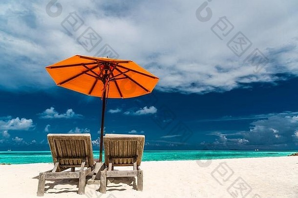 情侣海滩度假，蓝天白沙的热带异国风情。豪华夏季旅游度假目的地。天堂岛海滩风光
