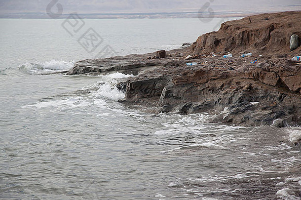 约旦一侧的死海，<strong>水天一色</strong>的风景，黑色的泥浆据说带来了美