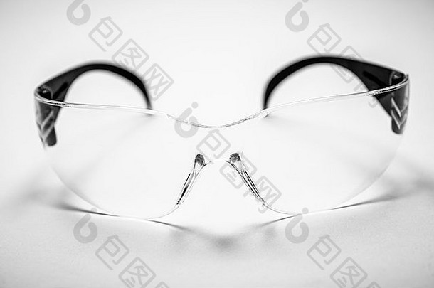 清晰的安全眼镜拍摄白色背景