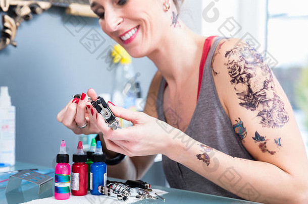 特写镜头手女艺术家准备专业纹身机