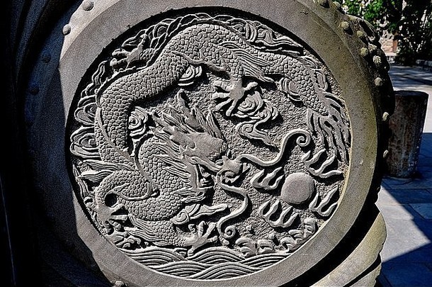 中国新兴镇：一个石质奖章，在仪式入口大门的底部刻有龙的图案