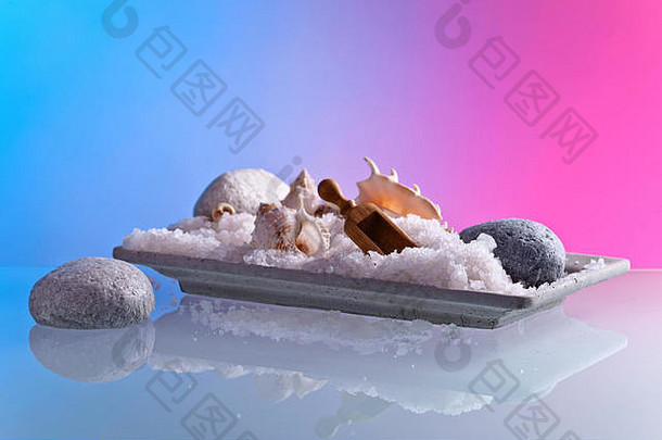 海盐放在有石头和贝壳的玻璃桌上