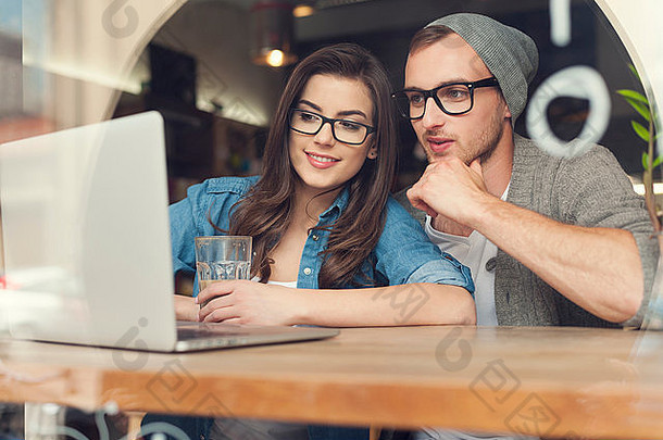情侣们在咖啡馆享受<strong>无线上网</strong>。波兰克拉科夫