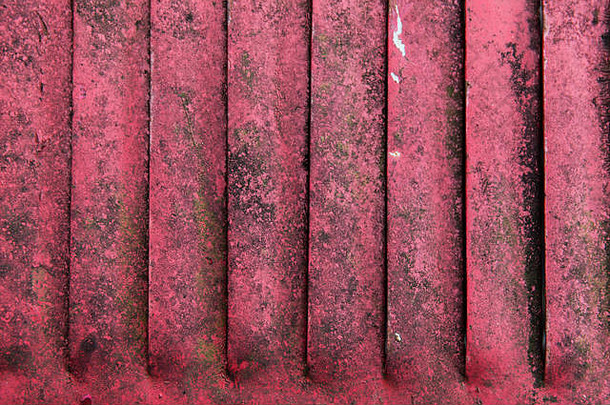 旧的红色生锈金属活门的特写镜头