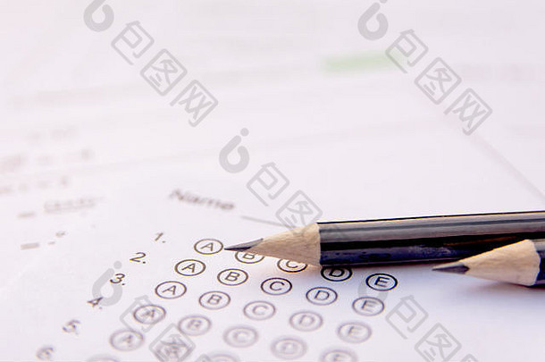 答案纸上的铅笔或标准化的考试表格，答案会起泡。<strong>选择题</strong>答卷