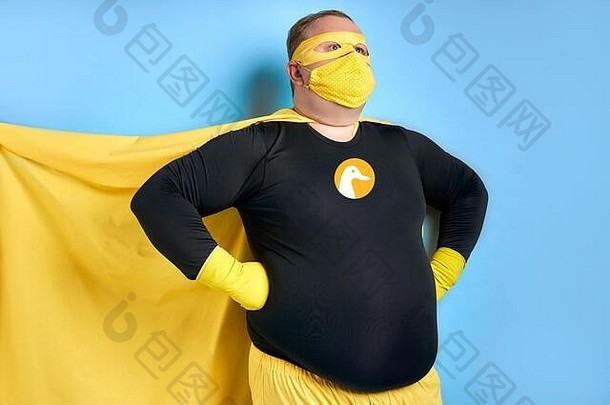 清洁超级英雄节省了世界污垢男人。鸭图片服装黄色的穿保护手套摆姿势孤立的的客人