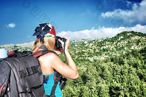 年轻的女人拍摄美丽的山景观活跃的背包客女孩享受令人惊异的视图野生自然