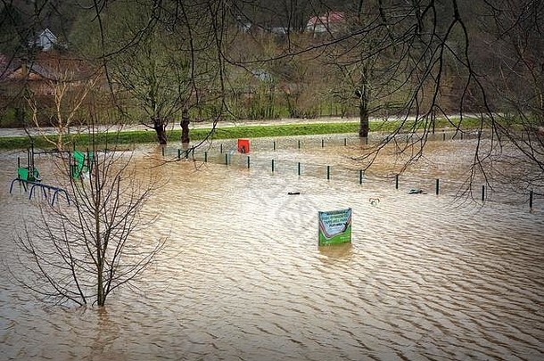 2020年2月，丹尼斯风暴期间，塔夫河决堤，导致南威尔士塔夫斯威尔公园被淹