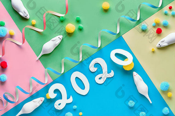 2020年新年快乐，鼠年！平放，俯视图，由棉花糖和软球制成的甜白老鼠。排列在几何图形上的对象