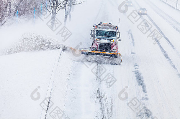 扫雪机卡车删除雪高速公路冷暴风雪冬天一天