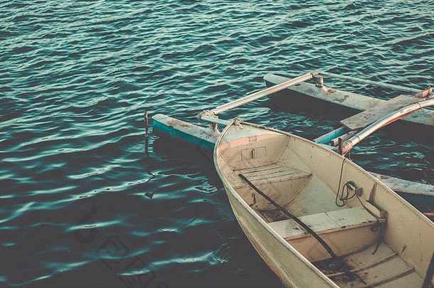 水上的乡村旧渔船