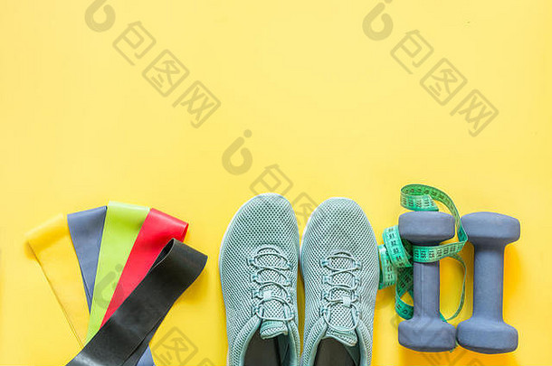 体育运动健身设备橡胶乐队哑铃健身鞋子测量磁带头昏眼花的黄色的视图空间文本