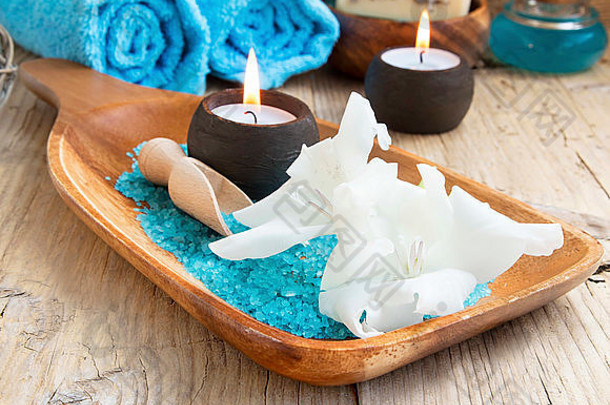 水疗静物设置与白色百合花，蜡烛和海盐