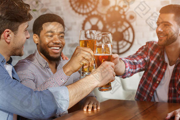 最好的朋友庆祝会议，在酒吧喝啤酒