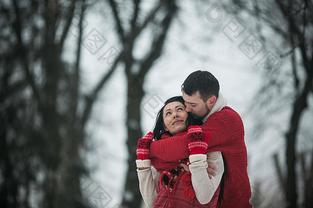 男人和女人在白雪覆盖的公园里玩得很开心