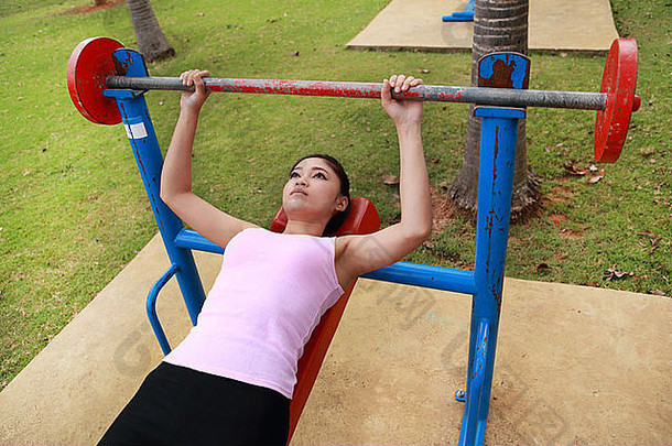 <strong>女子</strong>在公园内使用健身器材进行运动
