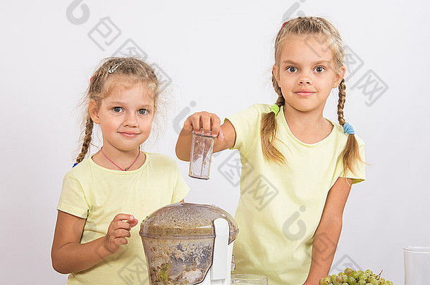 女孩表格挤压汁梨葡萄榨汁机