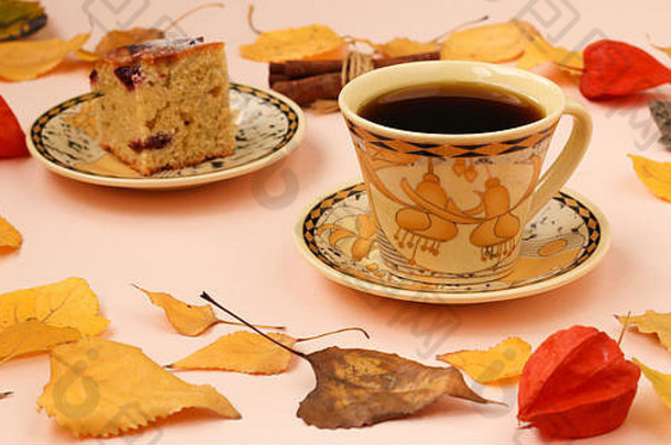 秋天的构图用一杯咖啡、一块蛋糕和桂皮条框架做成秋天的叶子，水平方向，临摹空间