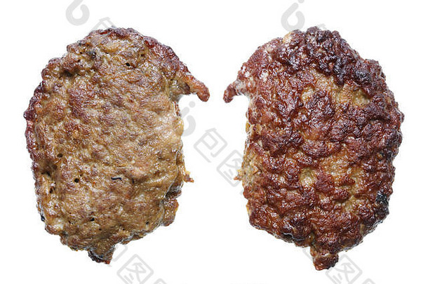 牛肉肝做成的肉饼是用橄榄油煎的。从两边看。隔离的白色工作室宏镜头