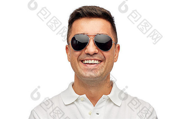 穿着马球t恤和太阳镜的微笑男人的脸