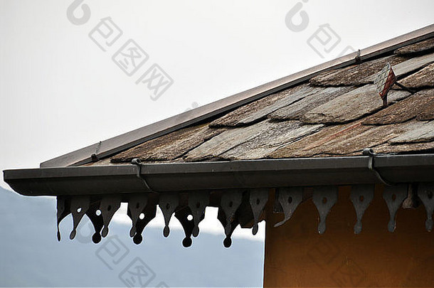 细节石头屋顶丰富的装饰雨管