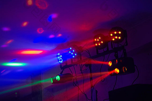 阶段灯行动音乐会灯显示lazer显示晚上俱乐部聚会，派对人享受音乐跳舞声音色彩斑斓的光俱乐部近