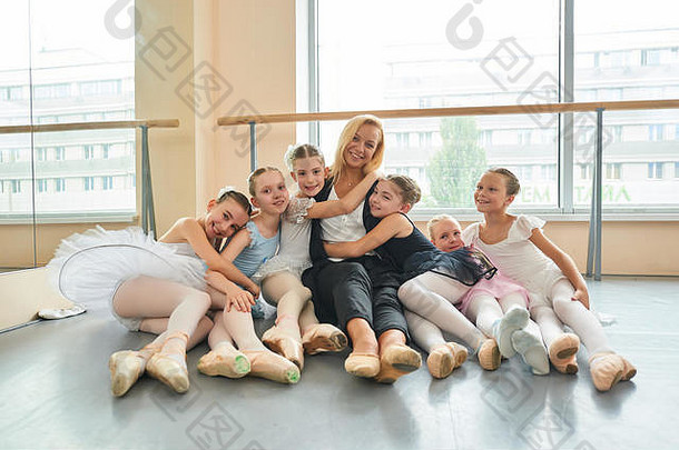 快乐的年轻芭蕾舞演员和芭蕾舞老师。