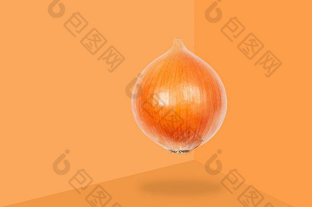 新鲜的洋葱悬浮空气橙色背景概念蔬菜悬浮