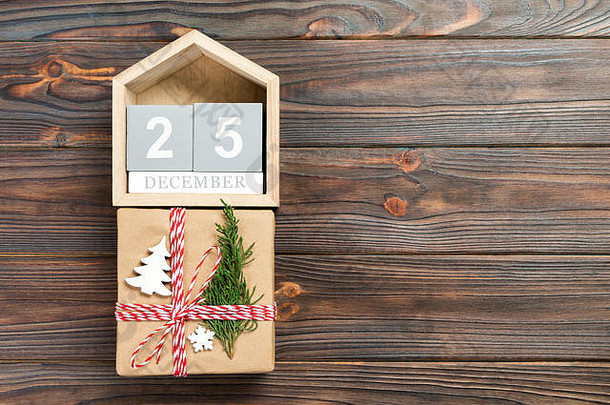 带有12月25日日期的日历和彩色背景的礼品盒。圣诞节的概念。