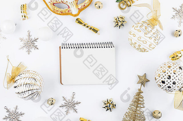 圣诞套装包括许多包装纸金色、白色和黑色的礼品<strong>盒</strong>、传统装饰、面具、白色背景上的球。复印件