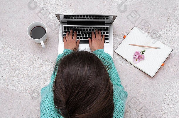 移动PC笔记本杯<strong>咖啡</strong>女孩的手坐着白色地毯前视图