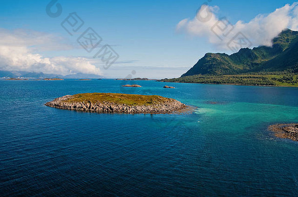 发现世界轮世界巡航岛多石的包围田园海水挪威海景岛挪威峡湾岛多石的悬崖海岸自然的地方访问挪威
