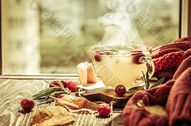 窗前的秋葵、迷迭香和橘子热茶
