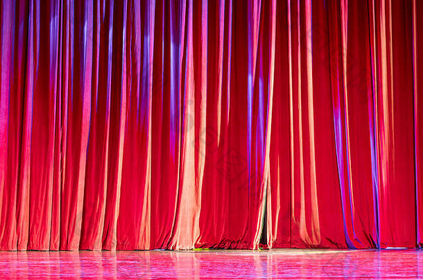 红色的窗帘关注的焦点剧院显示