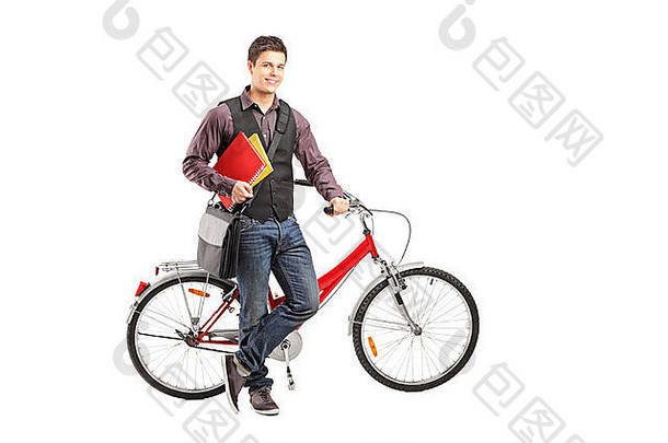 一个微笑的<strong>学生</strong>拿着书坐在白色背景上的<strong>自行车</strong>旁的全长肖像