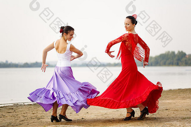 弗拉门戈舞者西班牙女人穿着长裙