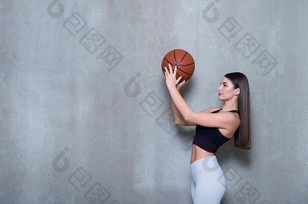适合苗条的年轻的美丽的浅黑肤色的女人女人<strong>篮球</strong>球