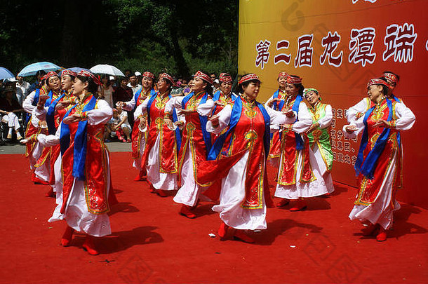 一个蒙古舞蹈团在龙潭路公园表演，龙潭路公园是北京居民周末的休闲胜地。