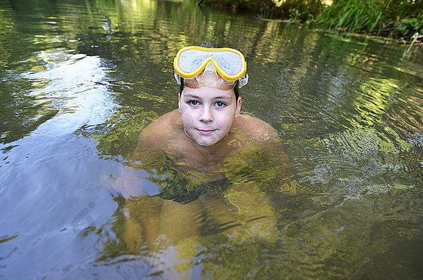 少年<strong>男孩</strong>夏天在河里游泳