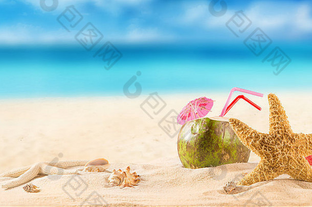 热带海滩上的夏日椰子鸡尾酒。