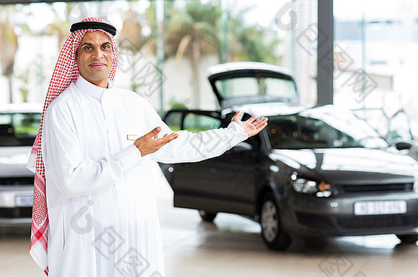 友好的阿拉伯汽车销售员做欢迎手势