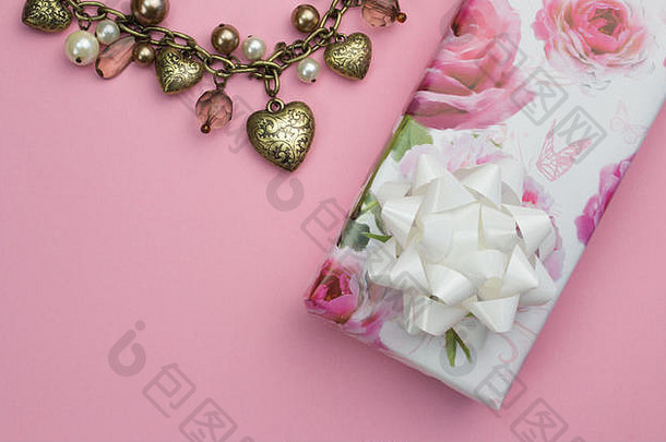 背景黄金心珍珠项链包装玫瑰礼物包装现在孤立的粉红色的背景爱背景